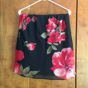 Black skirt fully lined with floral pattern
